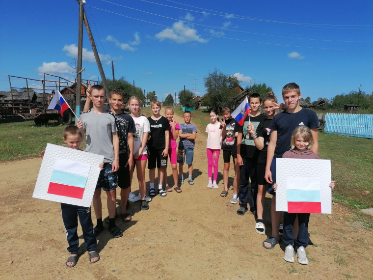 «Реет флаг над Россией моей».